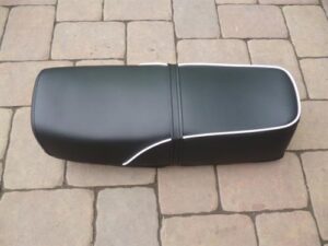sedlo úplné - rovné, černé / bílý kedr ( Jawa 634 )